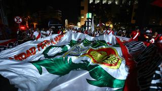 ¡Puro corazón! Hinchas realizan banderazo afuera del hotel donde concentra la selección peruana en Brasil