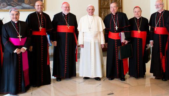 Papa Francisco al inicio de la reunión con ocho cardenales en el Vaticano. (AP)