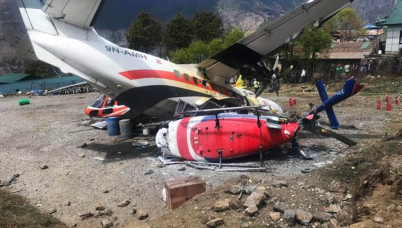 La avioneta se estrelló contra dos helicópteros. (Foto: AFP)