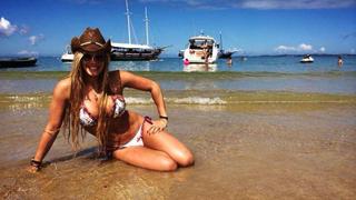 Alejandra Baigorria alborota playas de Salvador de Bahía con sus bikinis