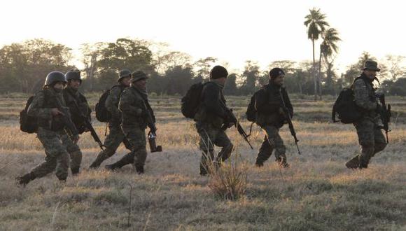 Policías paraguayos en la zona donde abatieron a cinco campesinos el fin de semana. (AFP)