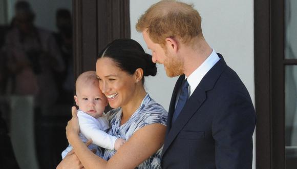 El príncipe Enrique junto a Meghan de Sussex y su pequeño hijo Archie. (Foto: AFP)
