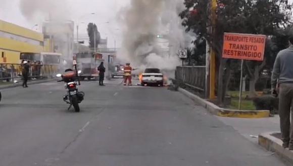 El auto se incendio a la altura de la fábrica D'Onofrio. (Foto: Captura/RPP Noticias)