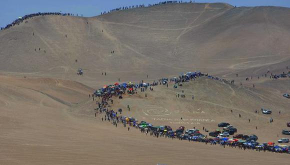 FANÁTICOS. Miles de peruanos siguieron de cerca el Dakar. (Luis Gonzáles)