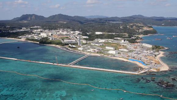 Vista aérea muestra el trabajo de recuperación de tierras en el distrito costero de Henoko en Nago, prefectura de Okinawa, para construir un nuevo sitio para reubicar una base aérea militar de Estados Unidos. (Foto: AFP)