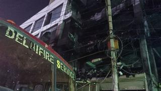 Al menos 26 muertos en un incendio en un edificio comercial en Nueva Delhi