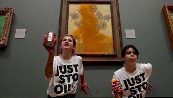 Dos activistas de la organización Just Stop Oil lanzaron este viernes sopa sobre el famoso cuadro "Los Girasoles", de Vincent Van Gogh, en la National Gallery de Londres. (Foto: EFE)