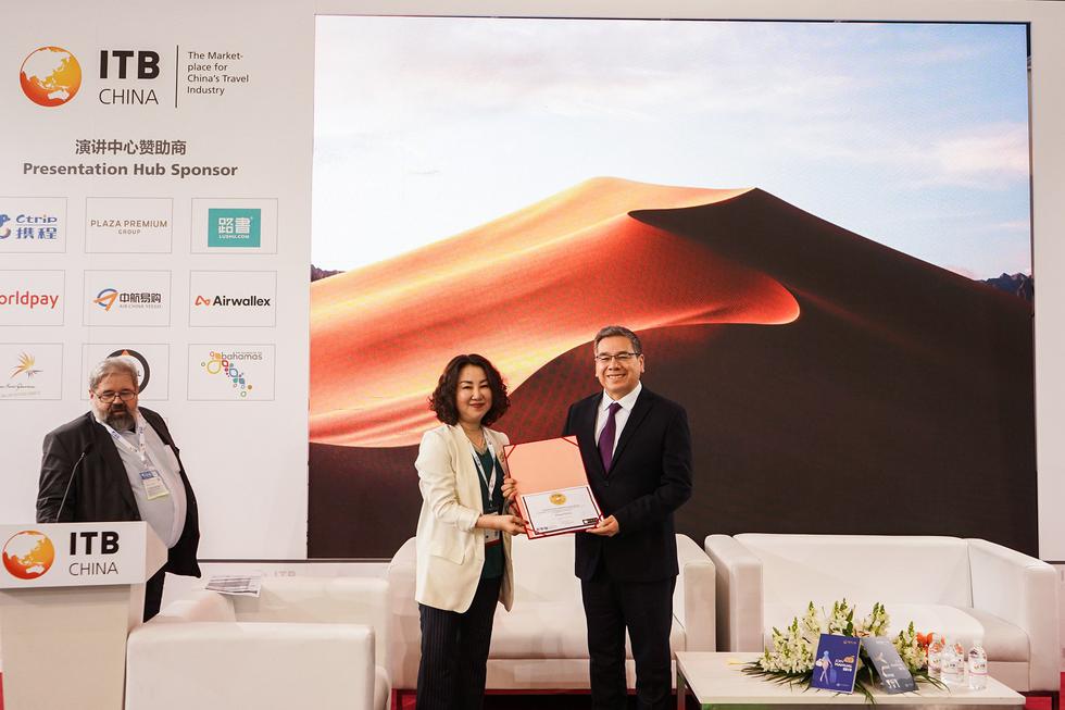 En representación de PROMPERÚ, cónsul general de Perú en Shanghái, Zósimo Roberto Morillo Herrada, recibe el premio CTW 2019 (Foto: Difusión)