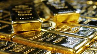 Oro cierra en máximo de dos meses y medio por caída de bolsas