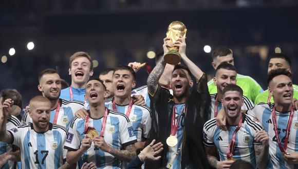 Lionel Messi y los jugadores de Argentina posan con el trofeo de la Copa del Mundo 2022 (Foto: EFE).