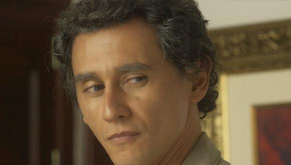 Carlos Manuel Vesga interpreta a Emanuel Villegas/ Gilberto Rodríguez Orejuela en su etapa adulta en "El Cartel de los Sapos: El origen" (Foto: Caracol TV/ Netflix)