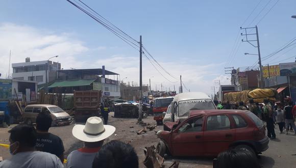 Múltiple choque causado por un camión provocó la muerte de una persona y otras heridas. (Foto: PNP)