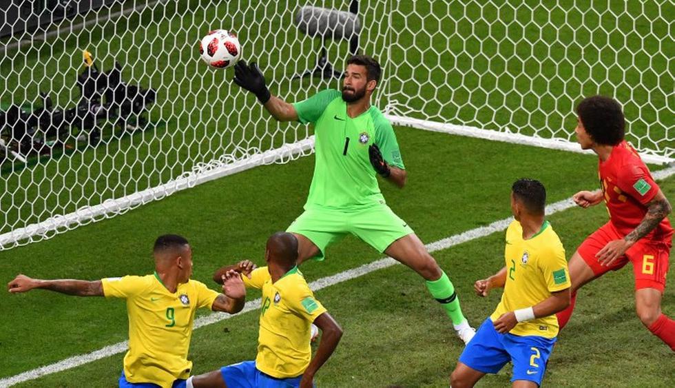 Fernandinho intentó despejar el balón, pero anotó en contra. (AFP)