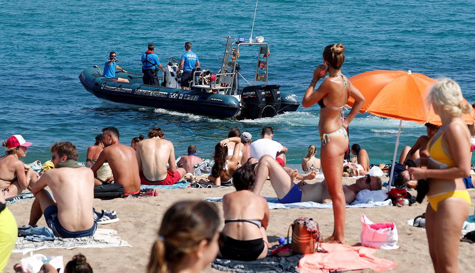Autoridades decidieron cerrar una playa de Barcelona tras hallar una bomba de la Guerra Civil española. (Foto: Reuters)