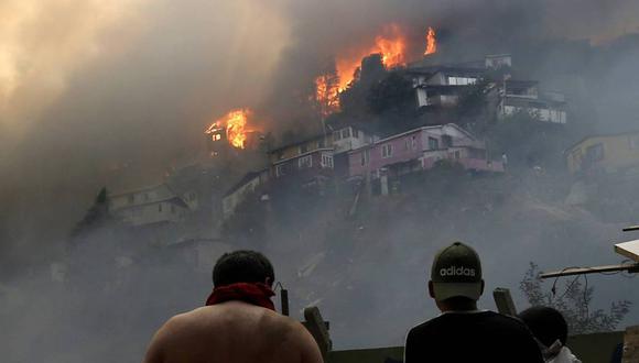 Más de cien viviendas fueron consumidas por incendio forestal en Valaparaíso. (AFP)