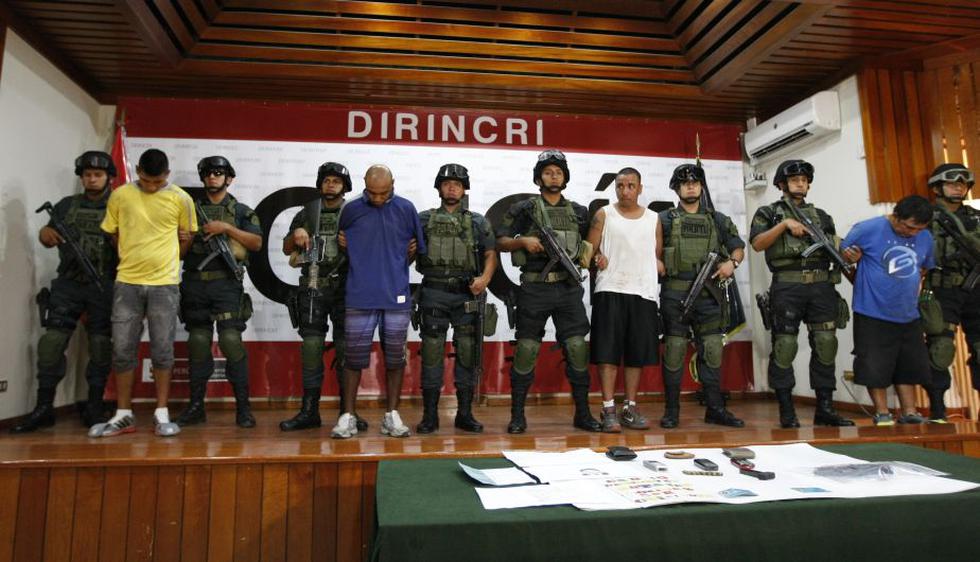 La Policía Nacional presentó hoy a cinco miembros de una banda criminal dedicada a la extorsión y al sicariato que usaba armamento de guerra, como granadas, para amedrentar a sus victimas. (Luis Gonzales)