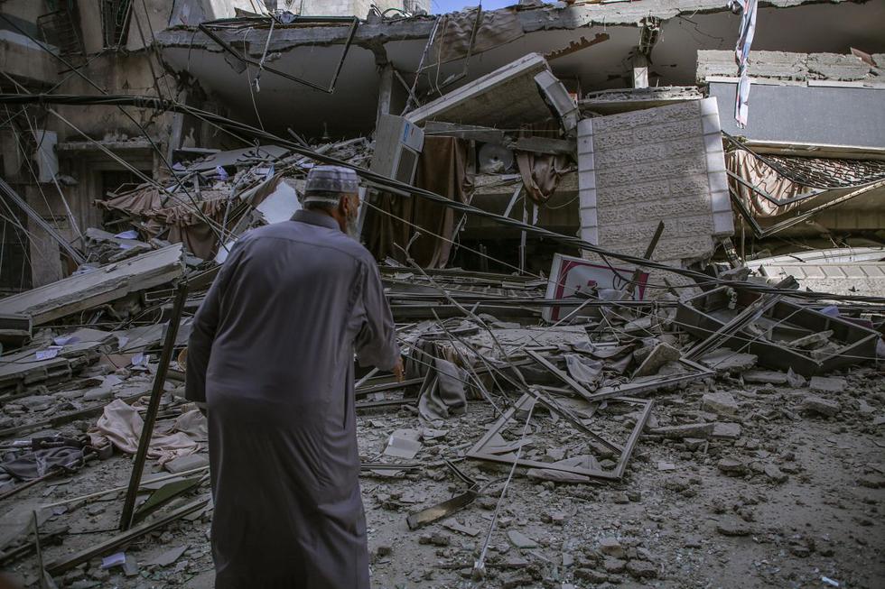Un palestino observa los destrozos en la vivienda de la familia Al-Turk después de un ataque aéreo israelí, en Gaza, el jueves 13 de mayo de 2021. (EFE/ Haitham Imad)-