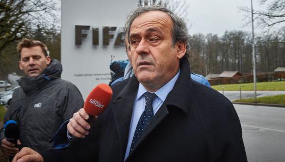 Michel Platini se encuentra inhabilitado para ejercer algún cargo en la FIFA por 7 años. (AFP)