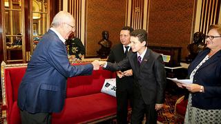PPK recibió en palacio de Gobierno al escritor más joven de Perú, Kabir Pajares