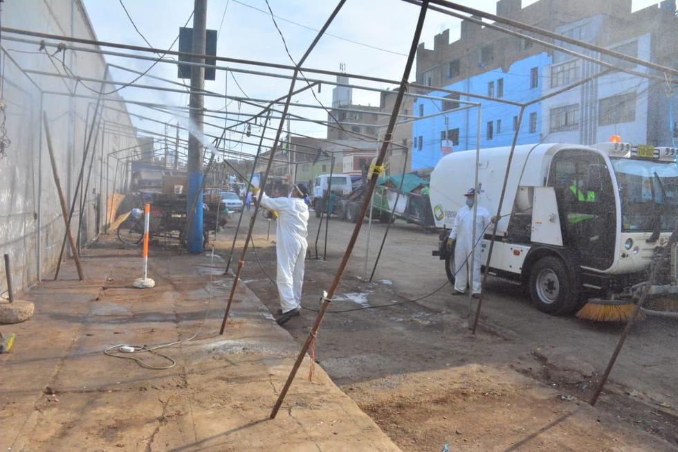 La MLV realizó una jornada de limpieza y desinfección en el mercado conocido como La Parada y en calles aledañas al Damero C de Gamarra. (Foto: MLV)