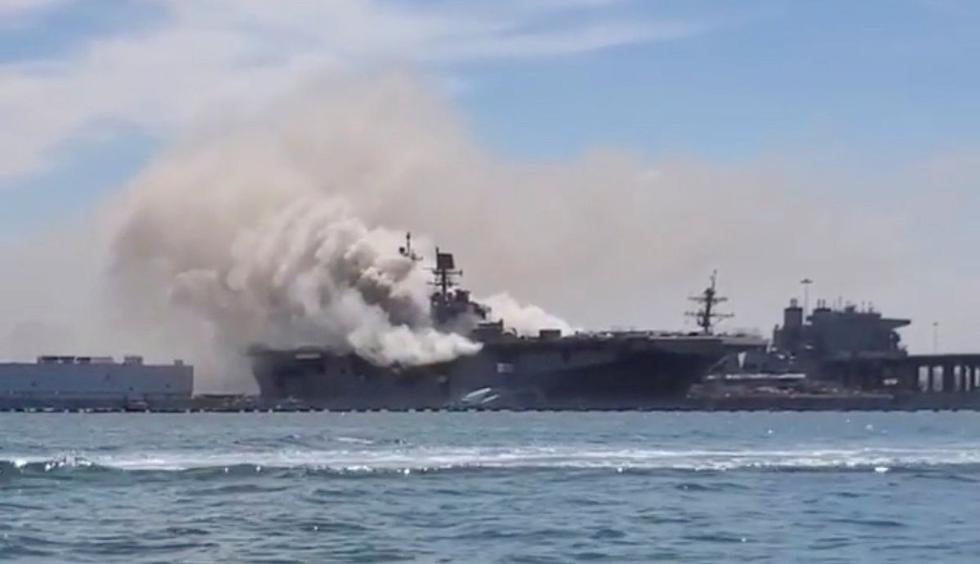El buque de la Armada de EE.UU. USS Bonhomme Richard arde este domingo después de que se escuchara una explosión, informaron en su cuenta de Twitter los bomberos de la ciudad de San Diego, California. (Reuters/Charisma Emralino).
