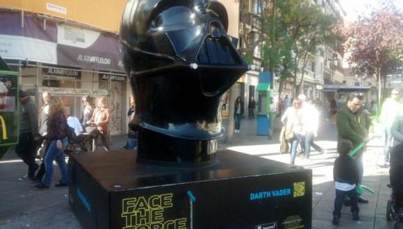 Robaron el casco gigante de Darth Vader en Madrid. (ecartelera.com)