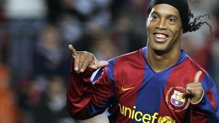 Ronaldinho y la magia de sus pies vuelven a ser noticia en el Camp Nou