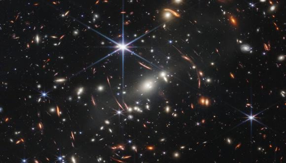 Las imágenes presentadas por primera vez al público empequeñecen los tremendos logros del telescopio espacial Hubble, señala el columnista.