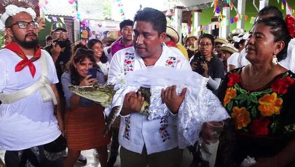 Alcalde mexicano se casa con un reptil como parte de una tradición. (Foto: AFP)