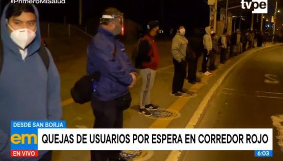 Desde esta madrugada reportan largas colas para abordar un bus del Corredor Rojo. (Captura: TV Perú)
