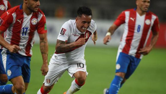 Christian Cueva dio la asistencia para el gol del 1-0 de Perú ante Paraguay. (Foto: AFP)