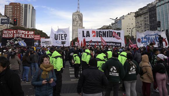 Organizaciones sociales se reúnen en la avenida 9 de Julio durante una manifestación contra la inflación realizada por la Confederación General del Trabajo (CGT) en Buenos Aires, el 17 de agosto de 2022.  (Foto por JUAN MABROMATA / AFP)