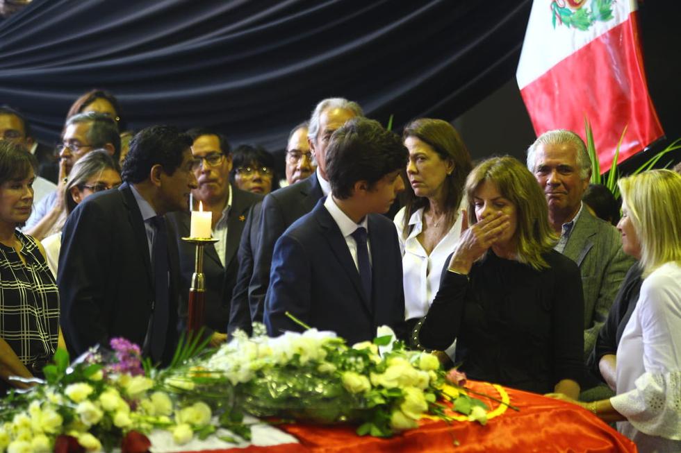 Roxanne Cheesman y Federico Danton lloran frente al féretro del ex presidente Alan García ( Miguel Bellido/GEC)