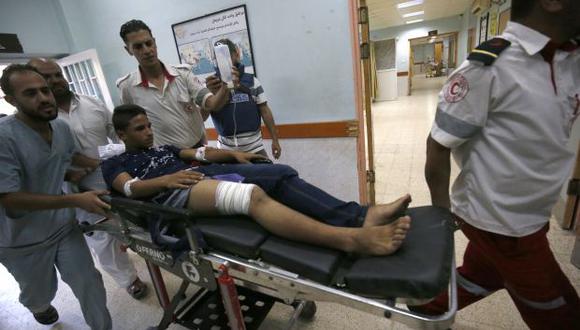 Paramédicos palestinos presionan a un joven, que resultó herido durante enfrentamientos cerca de la frontera con Israel, mientras se encuentra en una camilla en un hospital en Khan Yunis en el sur de la Franja de Gaza. (Foto: AFP)