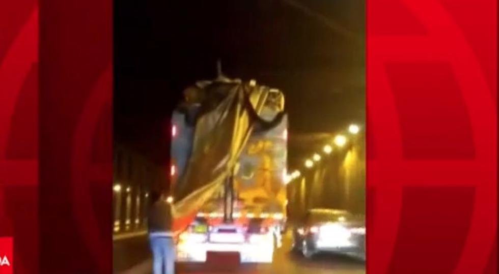 Cercado de Lima: Camión se atora en el bypass de 2 de mayo por no respetar altura máxima [VIDEO] (América TV)