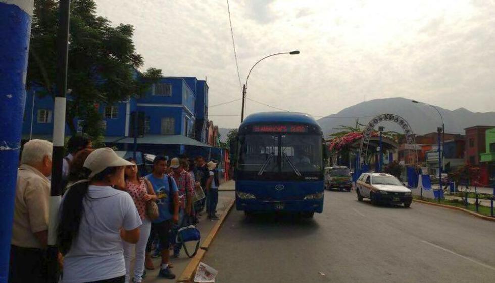 Corredor Azul: Largas colas por menor cantidad de buses. (Óscar Flores)