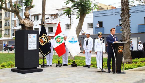 HOMENAJE.  Autoridades develaron busto en homenaje al vicealmirante Carlos Ponce Canessa. (Foto: MARINA DE GUERRA)