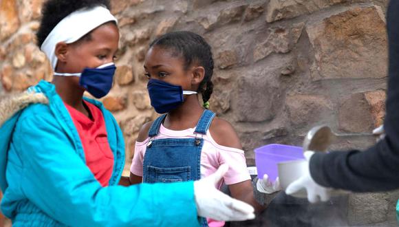 África superó el jueves el límite de los dos millones de contagios por Covid-19 con algo más de 48.400 muertes. En tanto, el país intenta prepararse para una segunda ola de la enfermedad. (Foto: EFE)