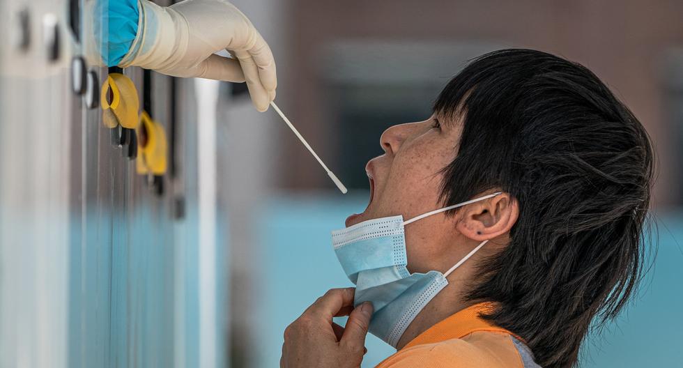 Una persona se hace la prueba de COVID-19 en un vehículo de prueba de coronavirus, en Beijing. (Foto:  EFE/EPA/ROMAN PILIPEY)