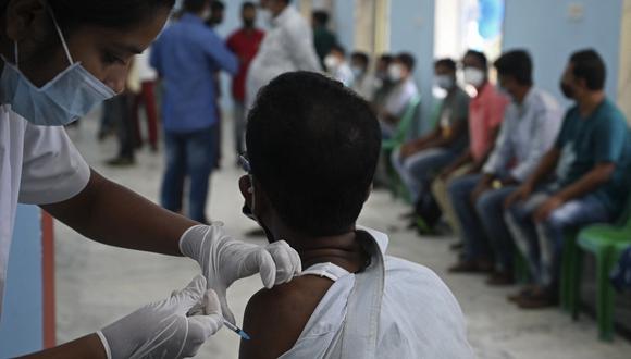 La OMS señaló que el objetivo establecido de vacunar al 40% de la población de cada país hasta finales de este año puede lograrse. (Foto: Dibyangshu SARKAR / AFP)