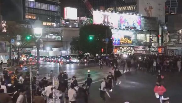 Hinchas japoneses celebran respetando el semáforo. (Foto: Twitter)