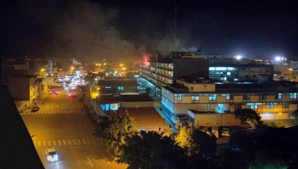 El incendio se desató el quinto piso del hospital Hospital Almanzor Aguinaga Asenjo. (Foto: Henry Morales/Twitter)