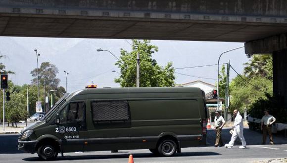 Policía desactivó bomba instalada en Metro de Santiago. (AFP)