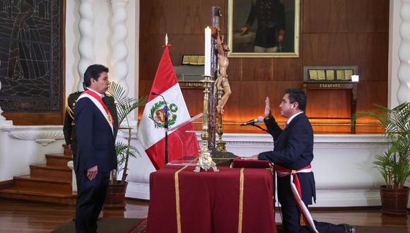 “Este es el principio del fin del Gobierno de Castillo”, dijo González tras su salida del cargo y la designación de nuevo ministro Huerta. (Foto: Presidencia)