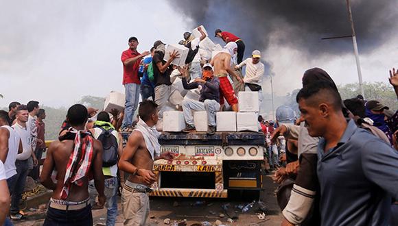 El presidente de Venezuela, Nicolás Maduro, prohibió el ingreso de camiones con ayuda humanitaria, algunos de los cuales fueron quemados. (Foto: EFE)