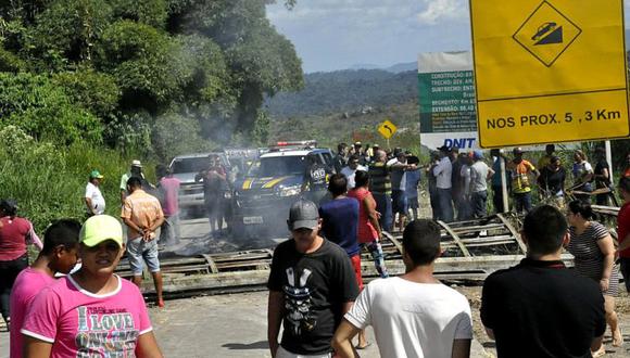 Las violentas protestas surgieron a partir de la agresión a un comerciante local a manos supuestamente de un grupo de venezolanos, que, al parecer, intentaron asaltarlo cuando estaba en su casa con su familia. (Foto: EFE)