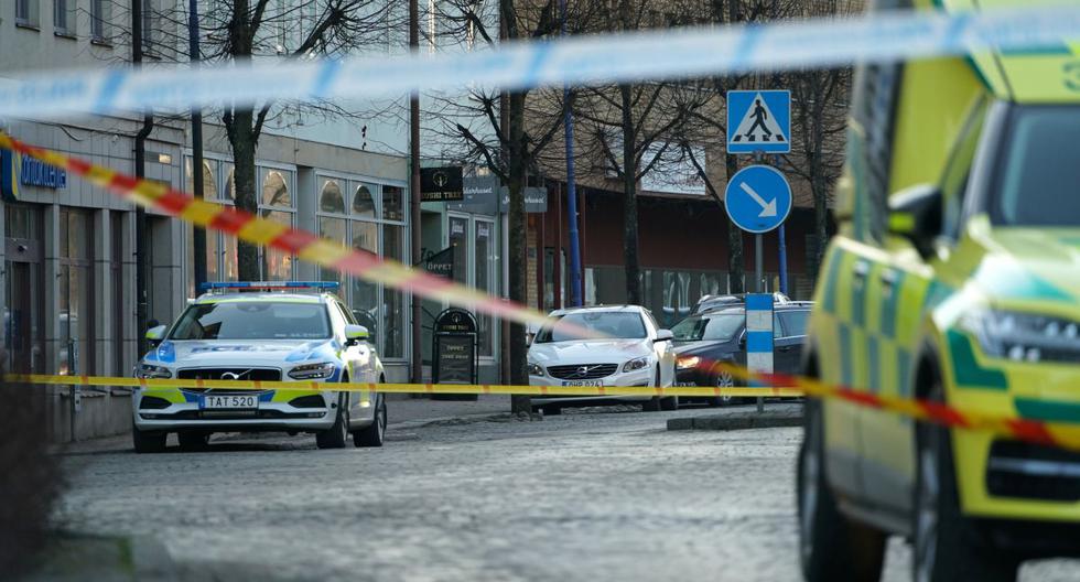 Se ven autos de policía en un sitio de ataque con cuchillo en la ciudad sureña de Vetlanda, Suecia, el 3 de marzo de 2021. (REUTERS/Carl Carlert).