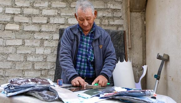 Con el dinero que recibe del programa, compra insumos con los que elabora plantillas para zapatos que vende en el centro poblado Cerro Candela. Foto: Midis