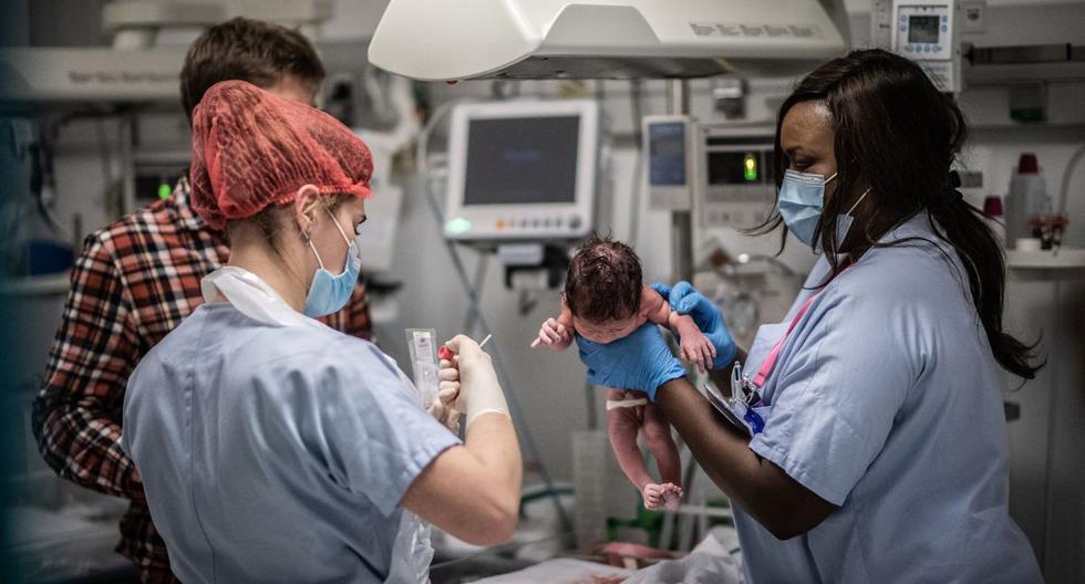 Enfermeras atienden a un recién nacido, durante la pandemia de coronavirus en París, el 17 de noviembre de 2020. (Martin BUREAU / AFP).