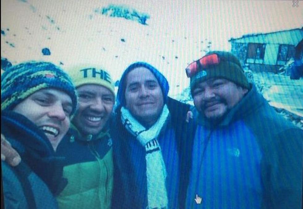 Montañista Richard Hidalgo junto a los dos periodistas de Latina. (Twitter/ Beto Ortiz)